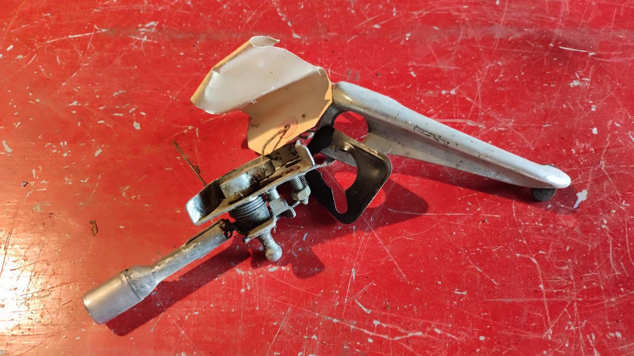 Poignée porte ARD Renault R8 LesAnciennes.com