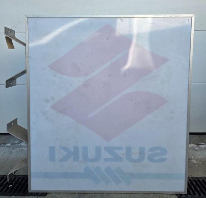 Enseigne lumineuse Suzuki neuve LesAnciennes.com