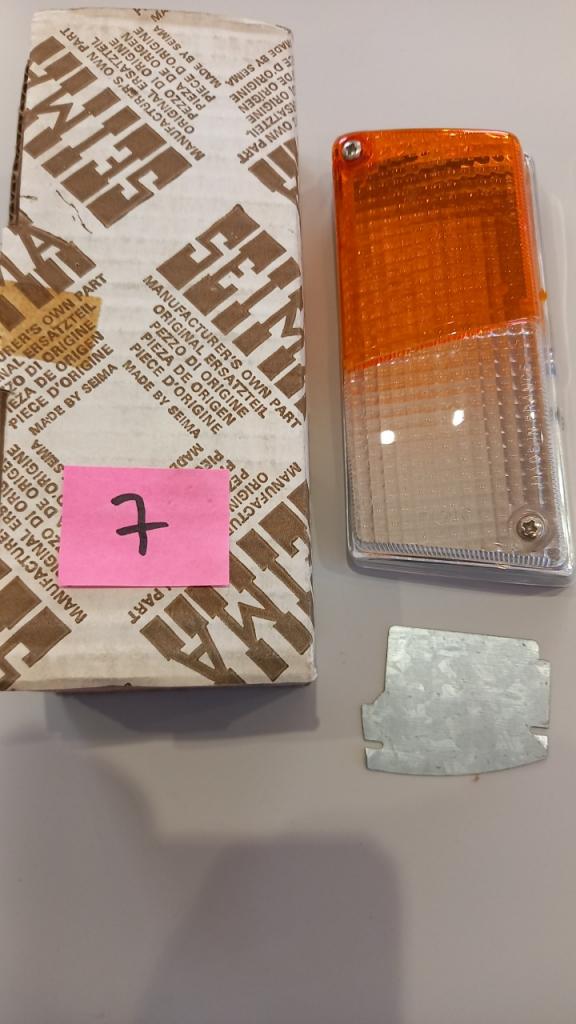 FEU AVANT GAUCHE BICOLORE R6 AVANT 1974 LesAnciennes.com