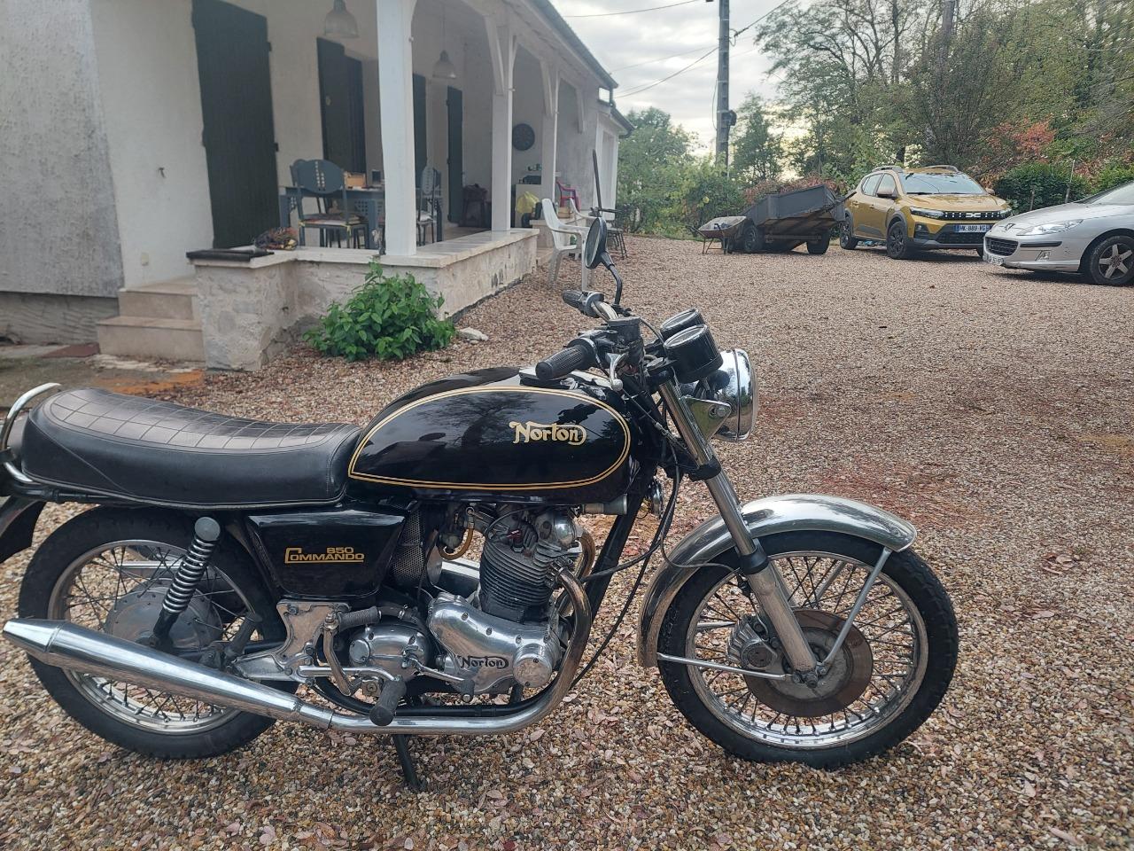 NORTON Commando 850 - 1975 LesAnciennes.com