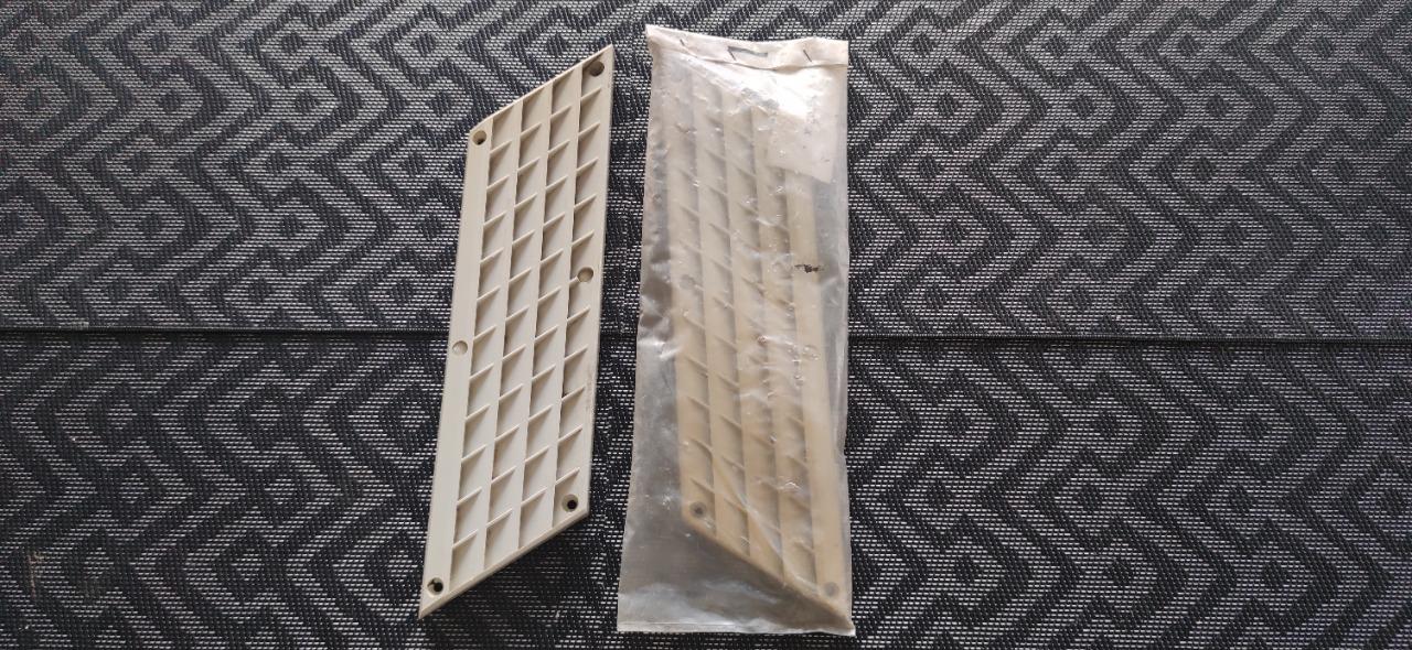 Grilles de custodes SIMCA 1301 1501 LesAnciennes.com