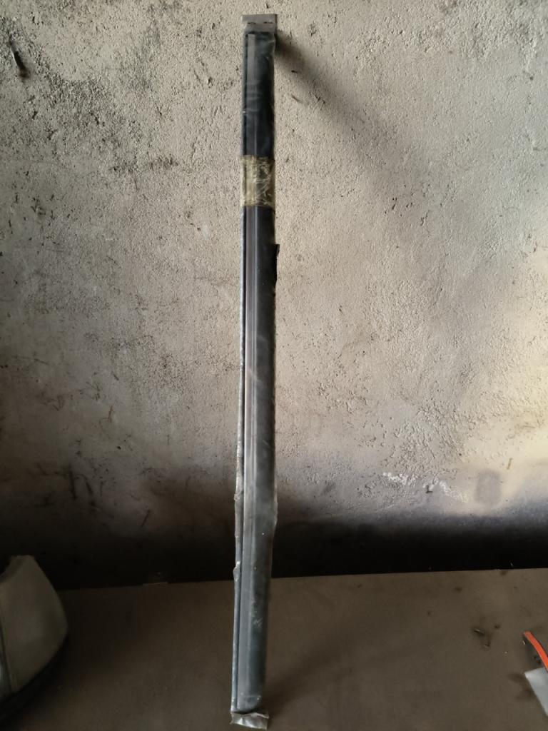 Moulure adhésive d’origine Ford, référence 1 659 1 LesAnciennes.com