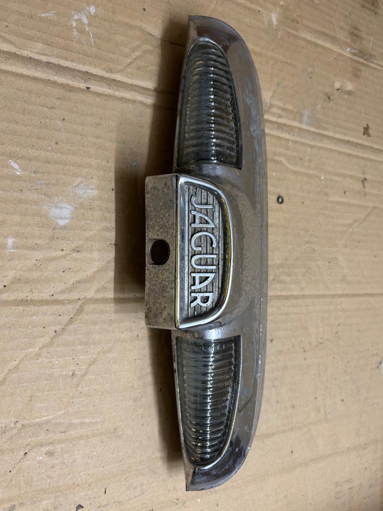 Éclairage de plaque arrière JAGUAR XK120 LesAnciennes.com