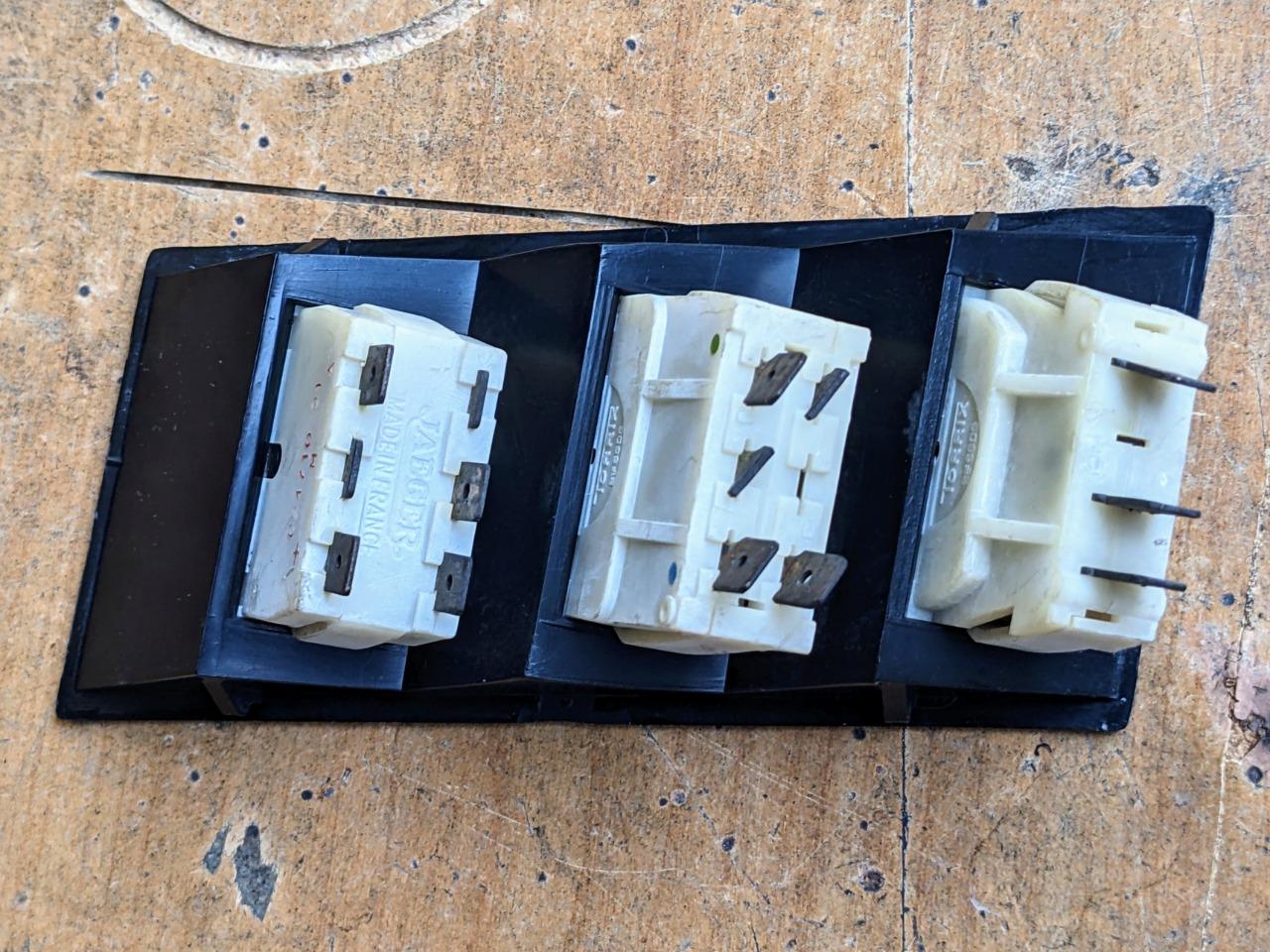 Interrupteurs de tableau de bord RENAULT 6 (R6) LesAnciennes.com