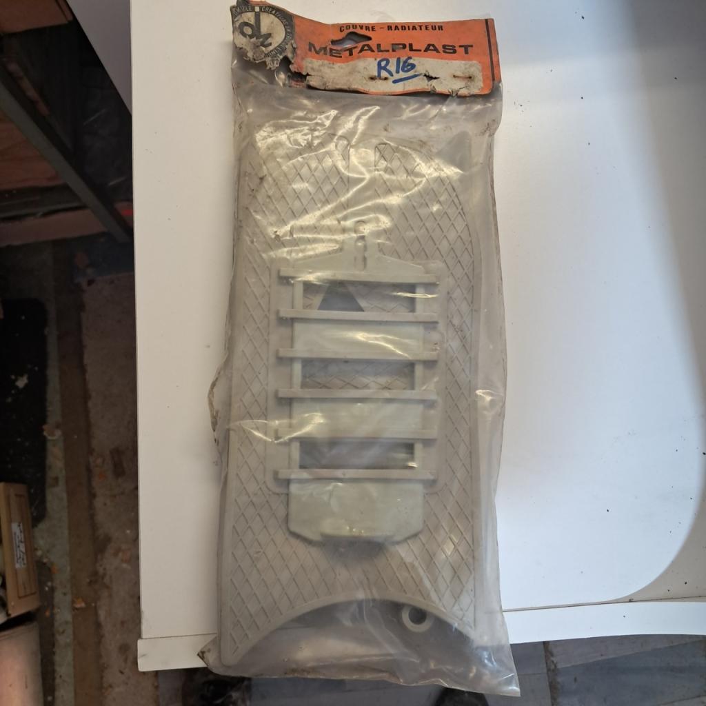 Couvre calandre hiver RENAULT 16 (R16) neuf LesAnciennes.com