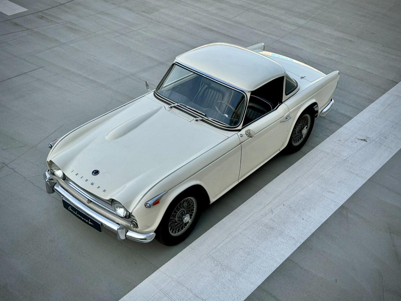 TRIUMPH TR4A IRS HardTop Surrey - 1965 LesAnciennes.com