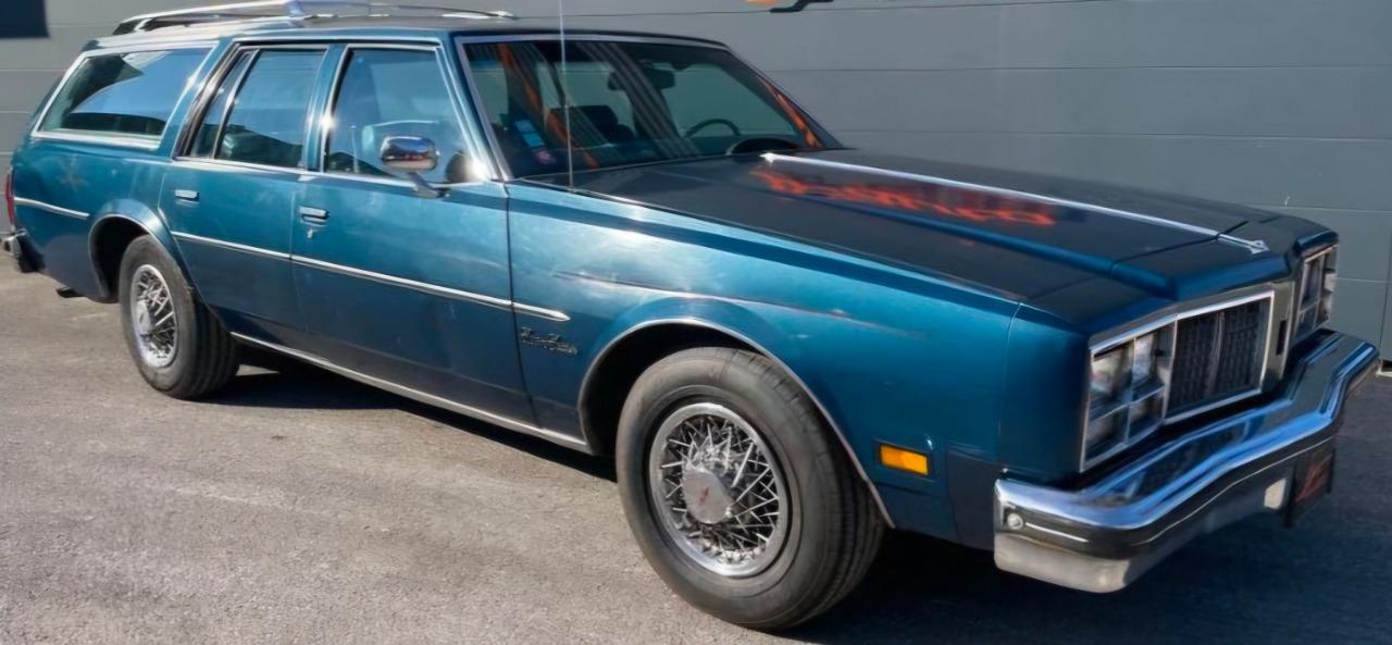 OLDSMOBILE Custom Cruiser Brougham - 1979 LesAnciennes.com