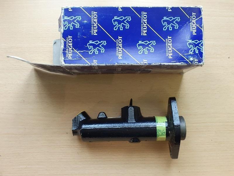Maître cylindre PEUGEOT 504 LesAnciennes.com