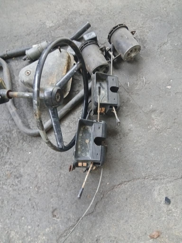 Lot de pièces RENAULT 4 (R4) LesAnciennes.com