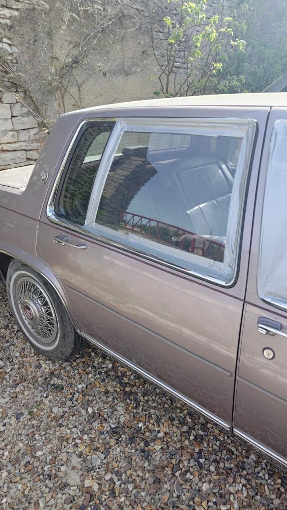 Recherche vitre arrière Cadillac Sedan deVille 85 LesAnciennes.com