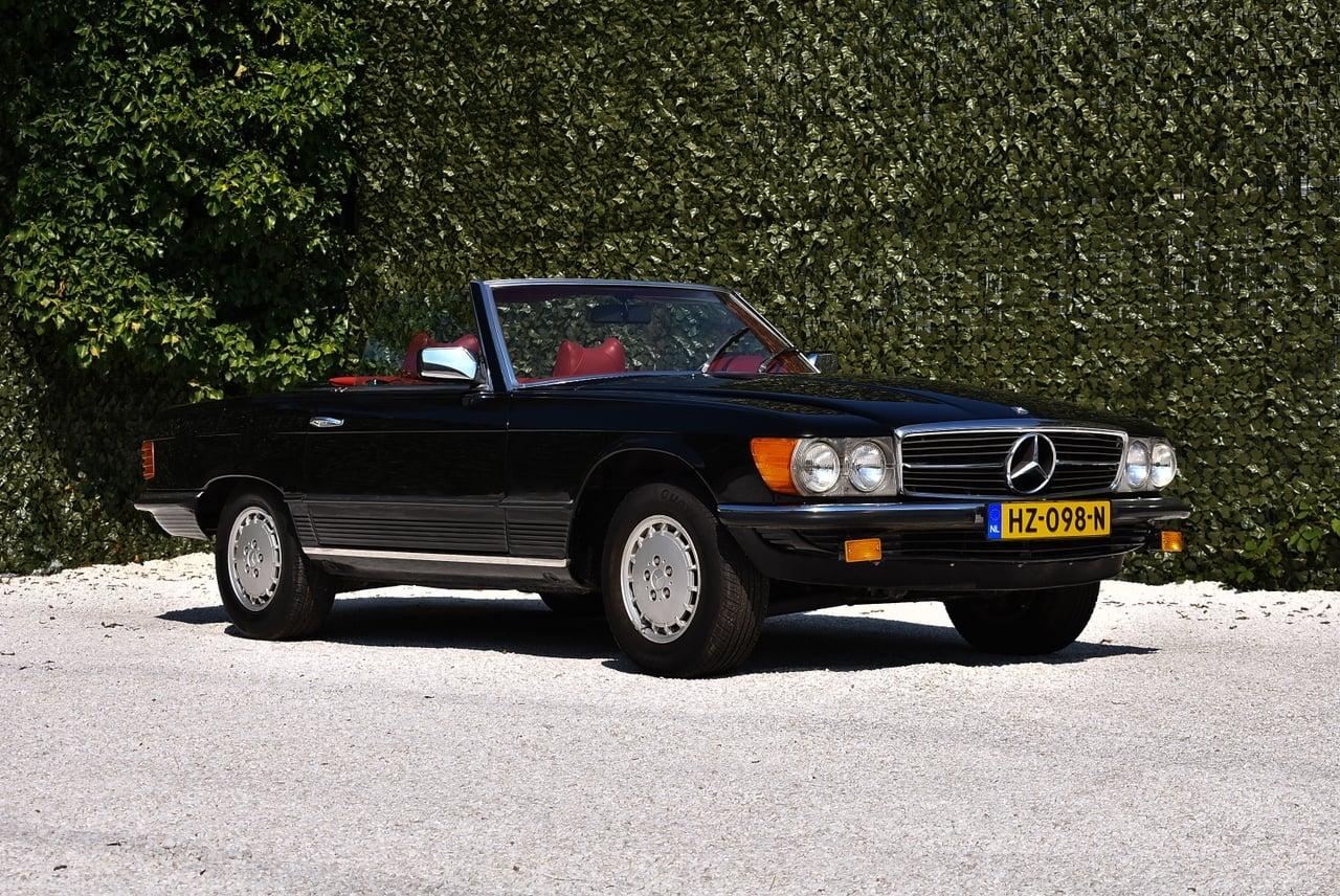 1984 Mercedes-Benz R107 500SL Convertible 5,0L V8 LesAnciennes.com