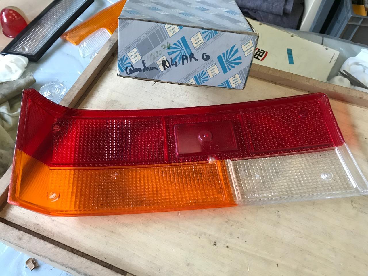 Cabochon feu arrière gauche neuf RENAULT 14 (R14) LesAnciennes.com