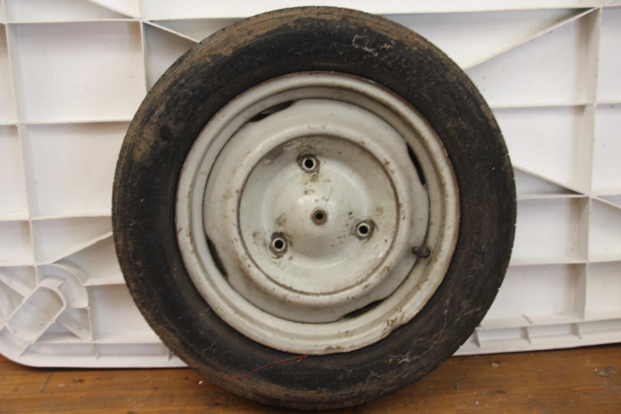 Roue avec enjoliveur RENAULT 4CV 1960 et Dauphine LesAnciennes.com