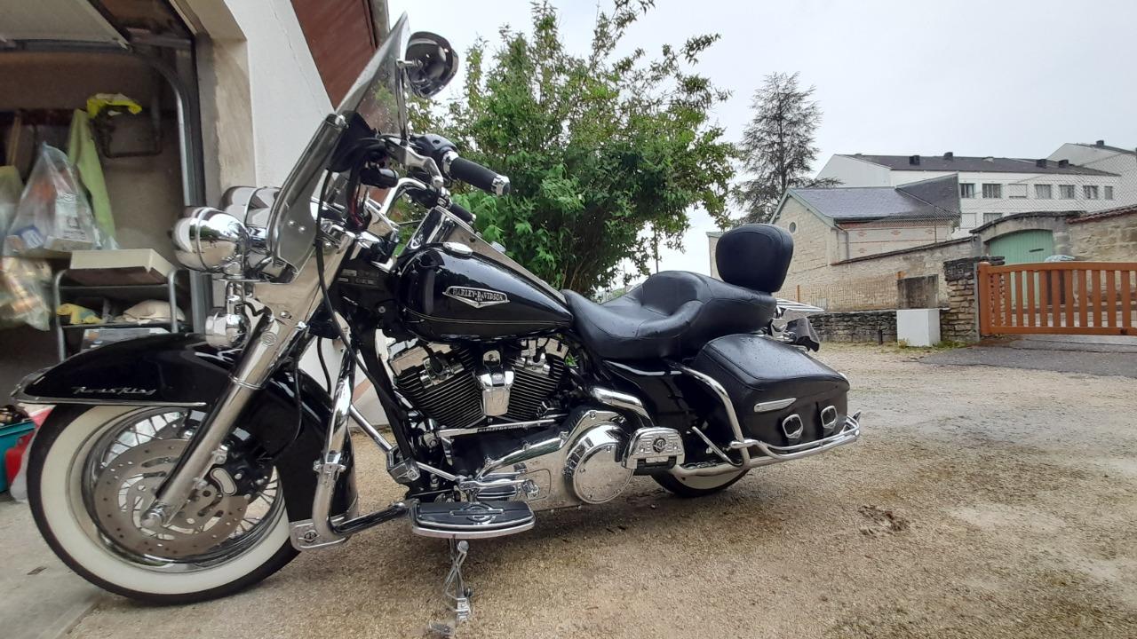 HARLEY DAVIDSON FLH ROAD KING CLASSIC LesAnciennes.com