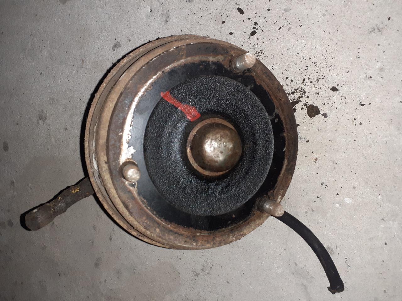 Moyeux (fusée)avant droit renault 4cv LesAnciennes.com