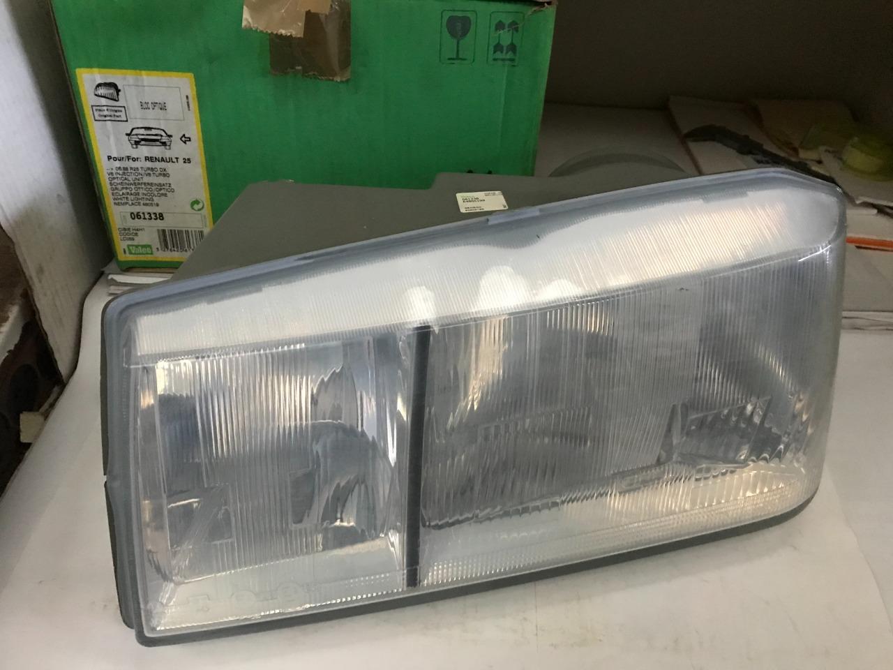 Optique avant gauche neuf RENAULT 25 V6 T DX LesAnciennes.com