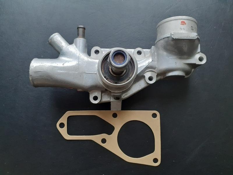 Pompe à eau PEUGEOT 404 LesAnciennes.com