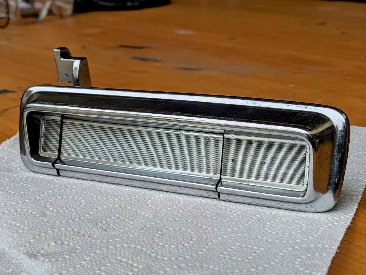 Poignée exterieure de porte LANCIA Beta Berline LesAnciennes.com