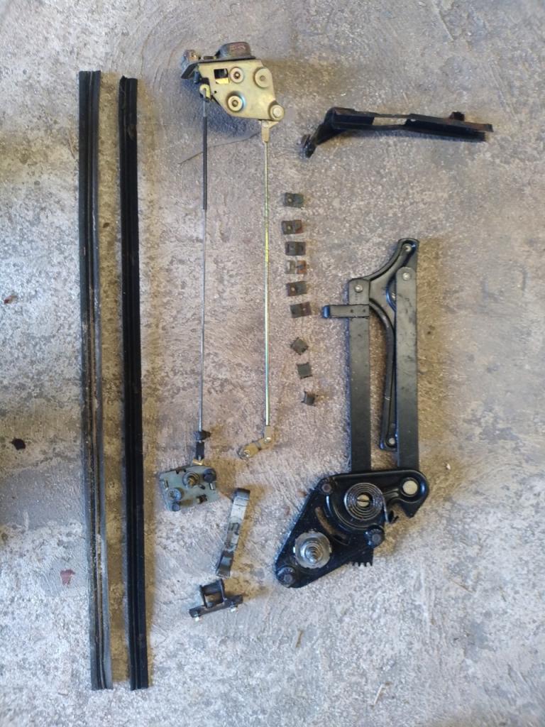 Lot de pièces SIMCA 1000 LesAnciennes.com