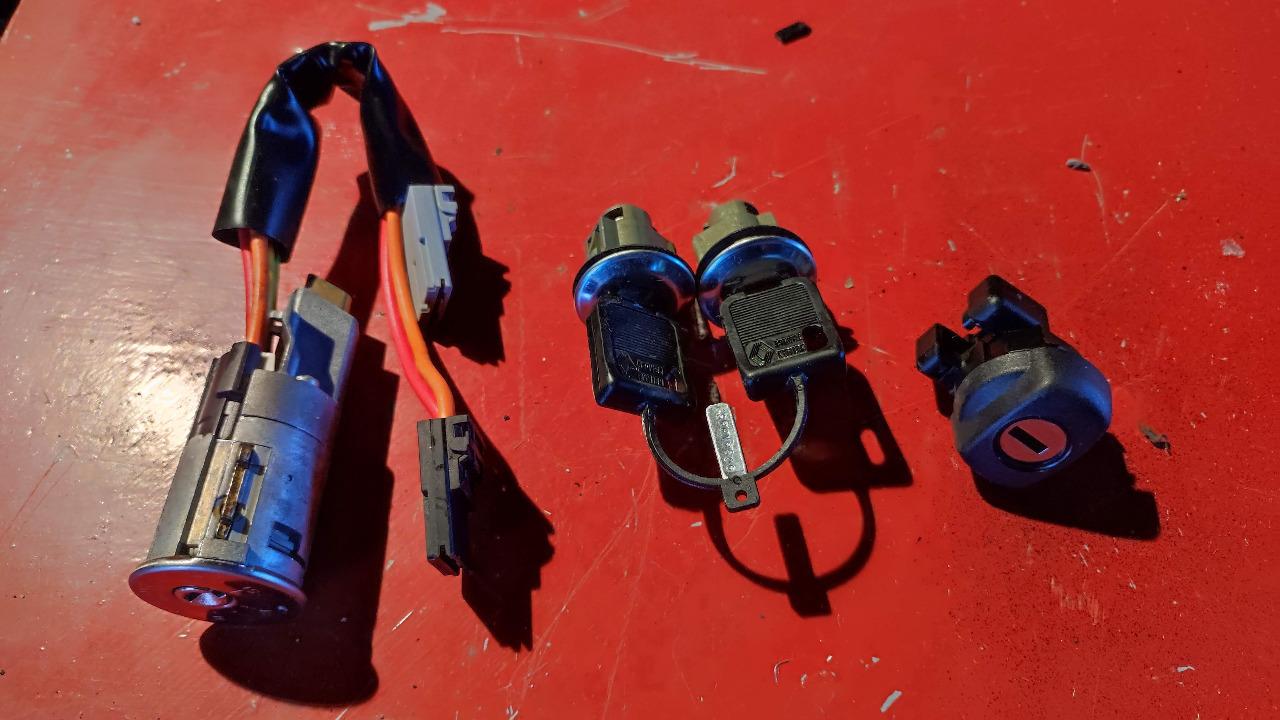 Neiman antivol de direction et différents barillet LesAnciennes.com