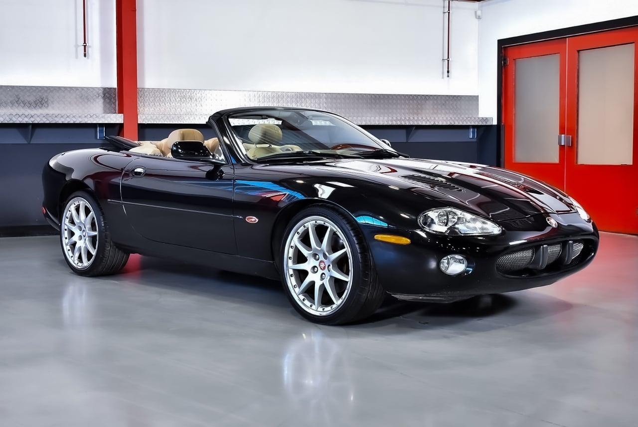 2002 Jaguar XKR Convertible 4,0L V8 LesAnciennes.com