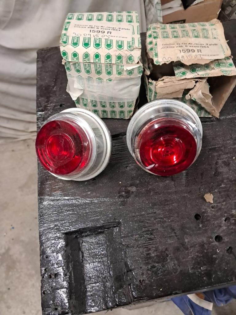 Feux rouges CITROEN Ami 6 LesAnciennes.com