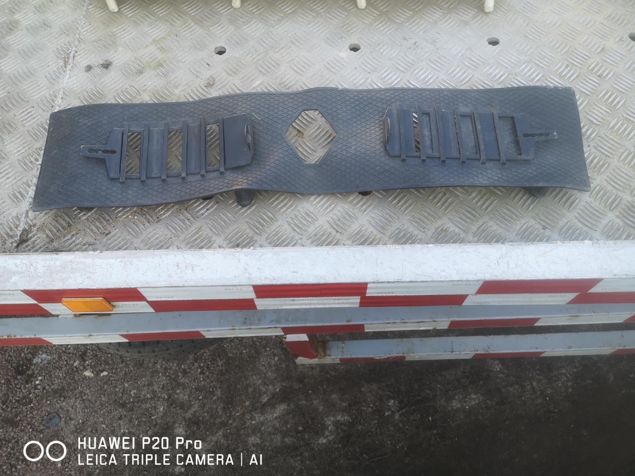 Cache calandre RENAULT 6 (R6) LesAnciennes.com