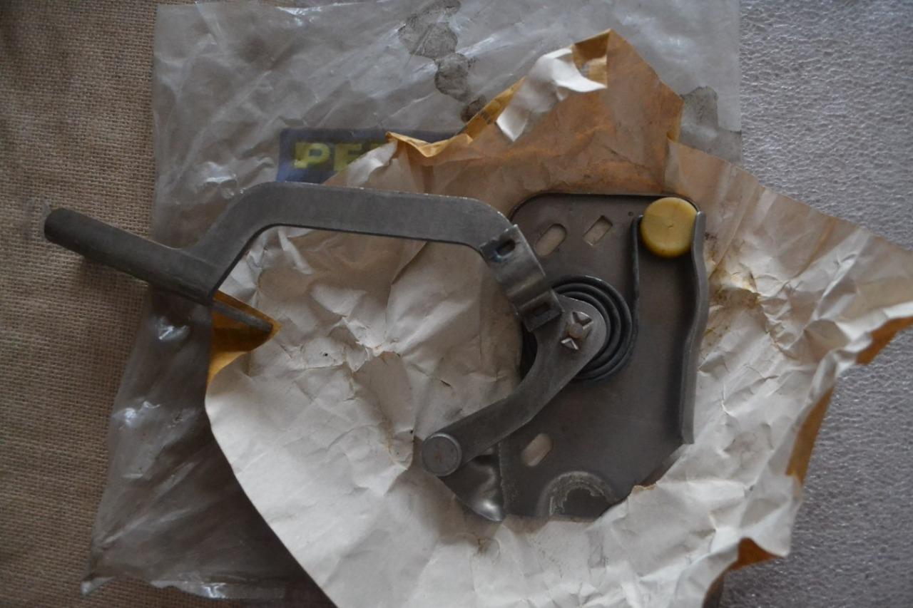 Charnière de coffre AR DTE PEUGEOT 204 304, neuve LesAnciennes.com