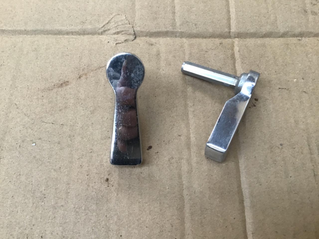 POIGNÉES INTÉRIEURES CHROMÉES LesAnciennes.com