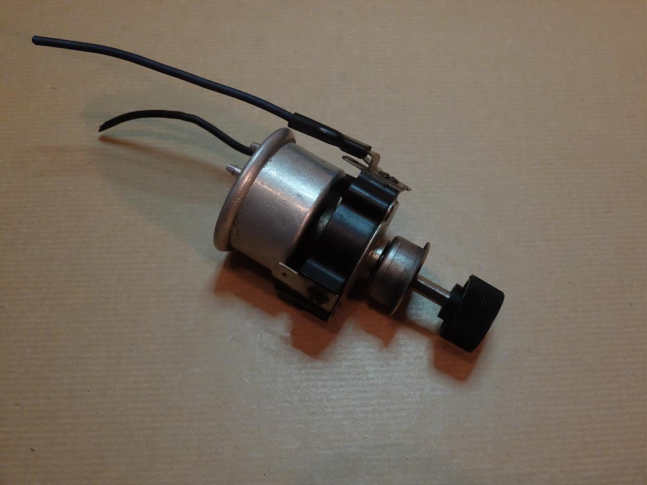 Pompe Lave glace avec interrupteur d’essuie glace LesAnciennes.com