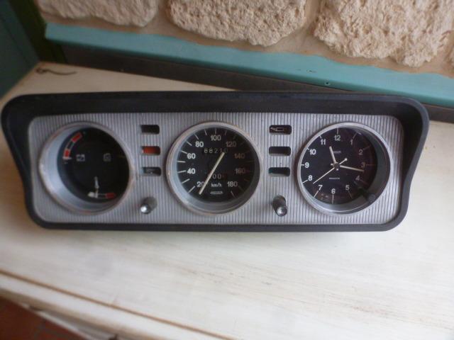 PEUGEOT 404:instruments,compteur+jauges:JAEGER LesAnciennes.com