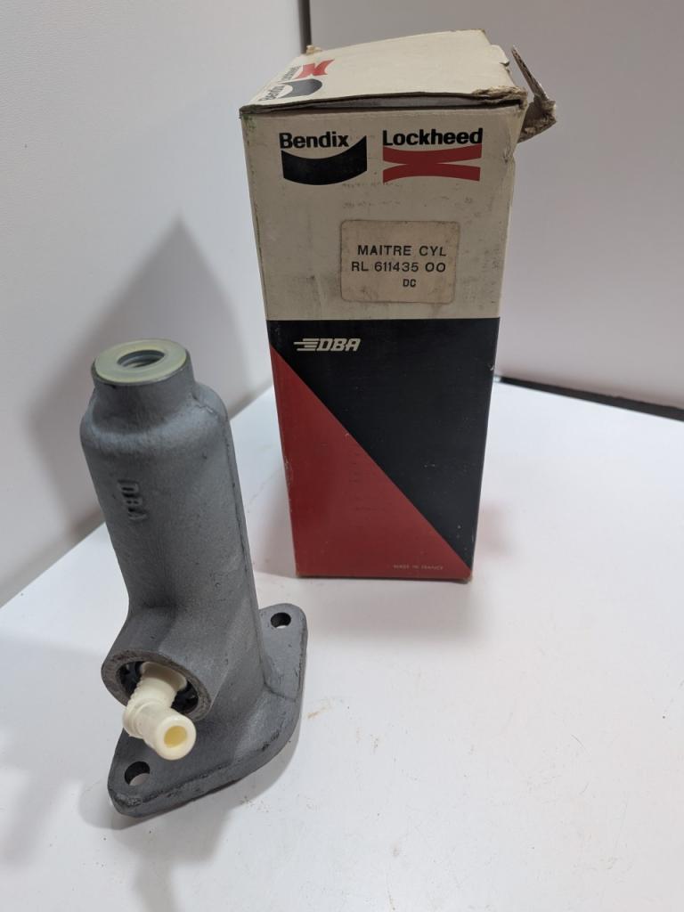 Maitre cylindre Peugeot J7 bendix 611435 neuf LesAnciennes.com