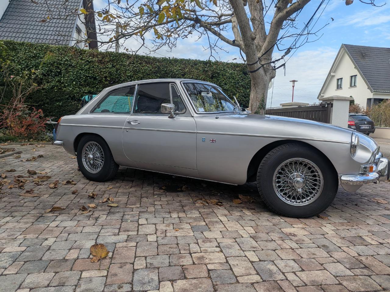 MG MGB GT Overdrive - 1971 LesAnciennes.com