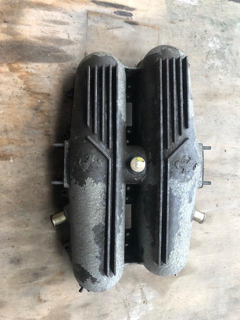 Couvercle de collecteur d'admission Ferrari 348 LesAnciennes.com