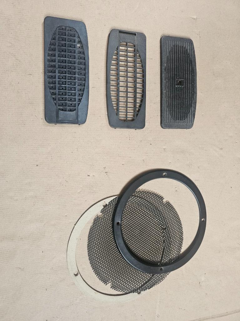 Grille haut parleur CITROEN DS LesAnciennes.com