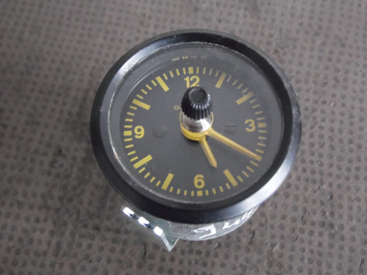 Horloge analogique PORSCHE 944 LesAnciennes.com