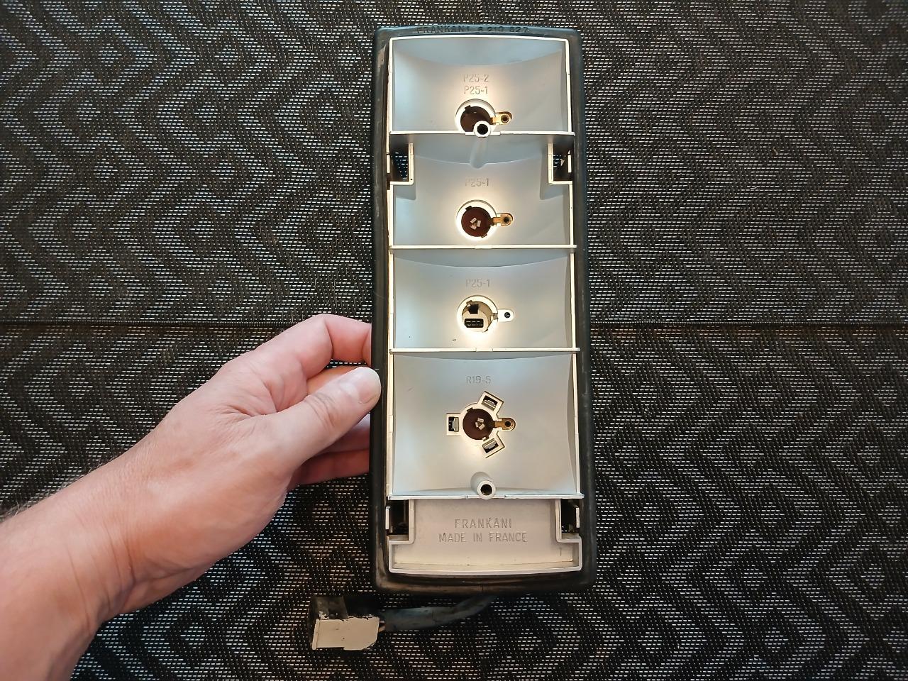 Socle de feu arrière PEUGEOT J9 LesAnciennes.com
