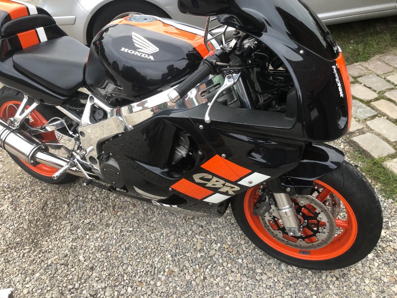 HONDA CBR 900 RR Fireblade - 1997 LesAnciennes.com