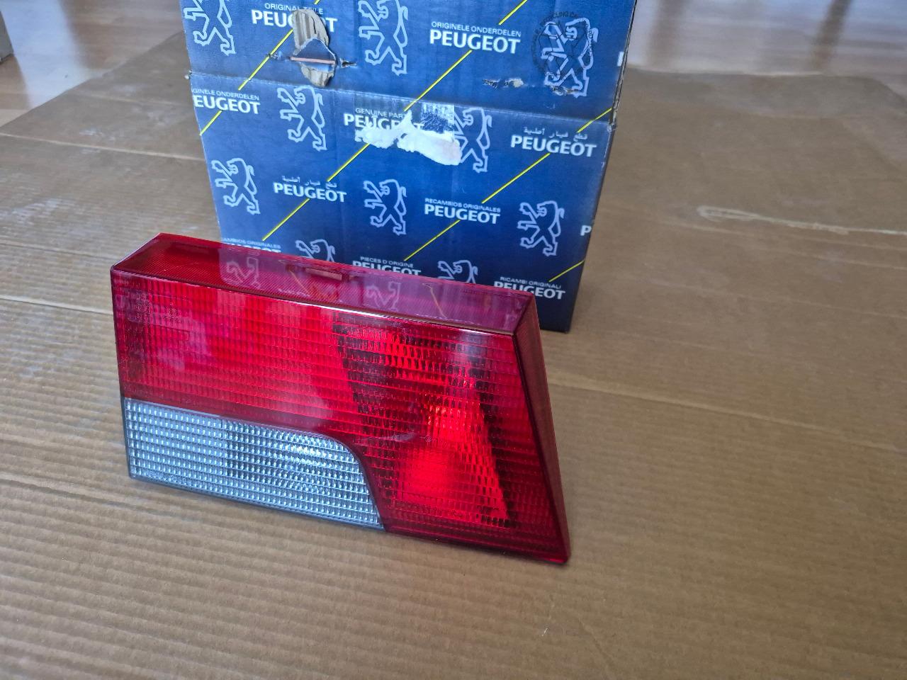 Feu AR G Peugeot 405 Break LesAnciennes.com