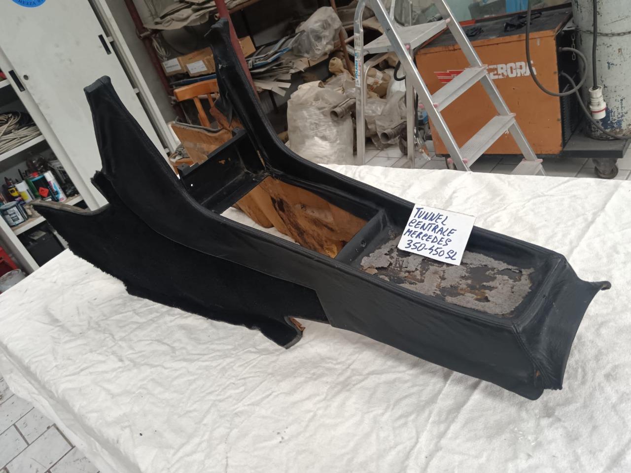 Tunnel central Mercedes 450 SL LesAnciennes.com