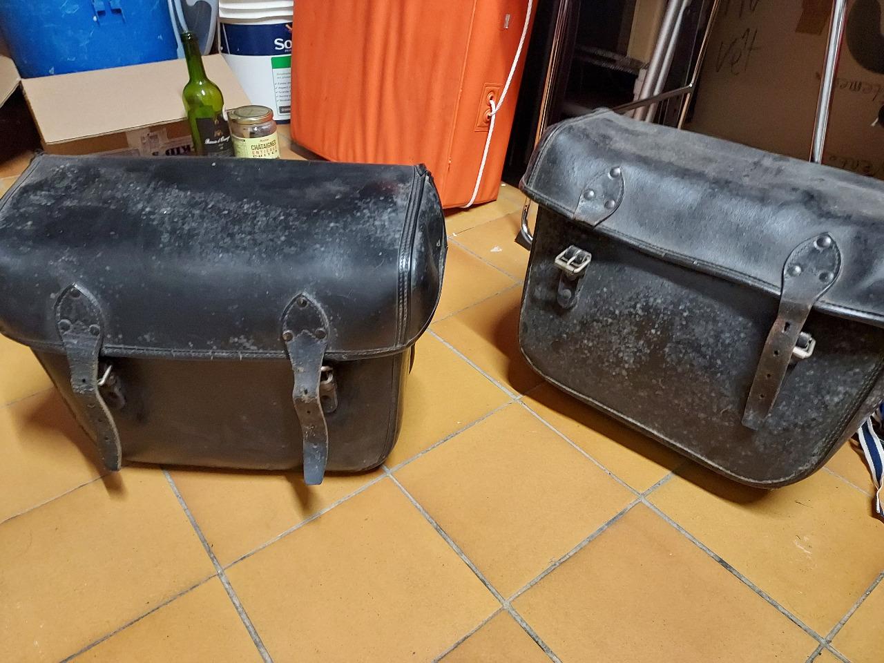 Paire de sacoches moto anciennes en cuir - Années LesAnciennes.com