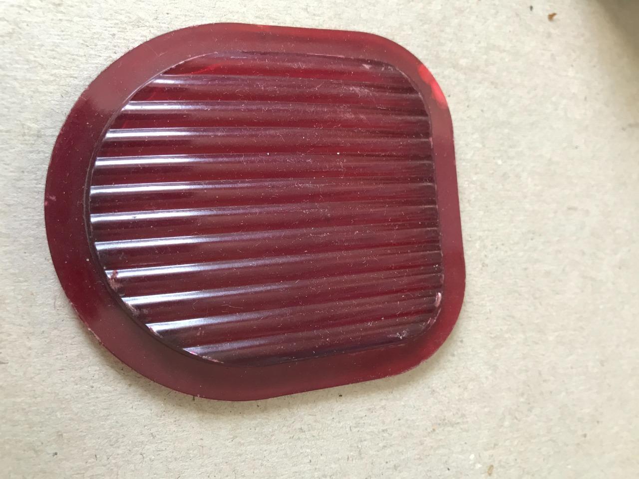 Cabochon feu rouge arrière véh anciens LesAnciennes.com