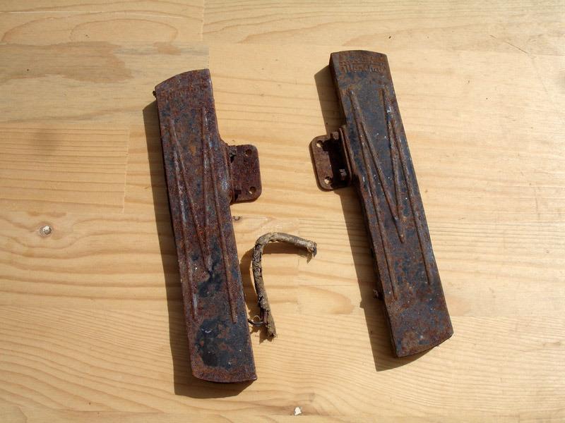 Flèches de direction Marchal avec équerres LesAnciennes.com