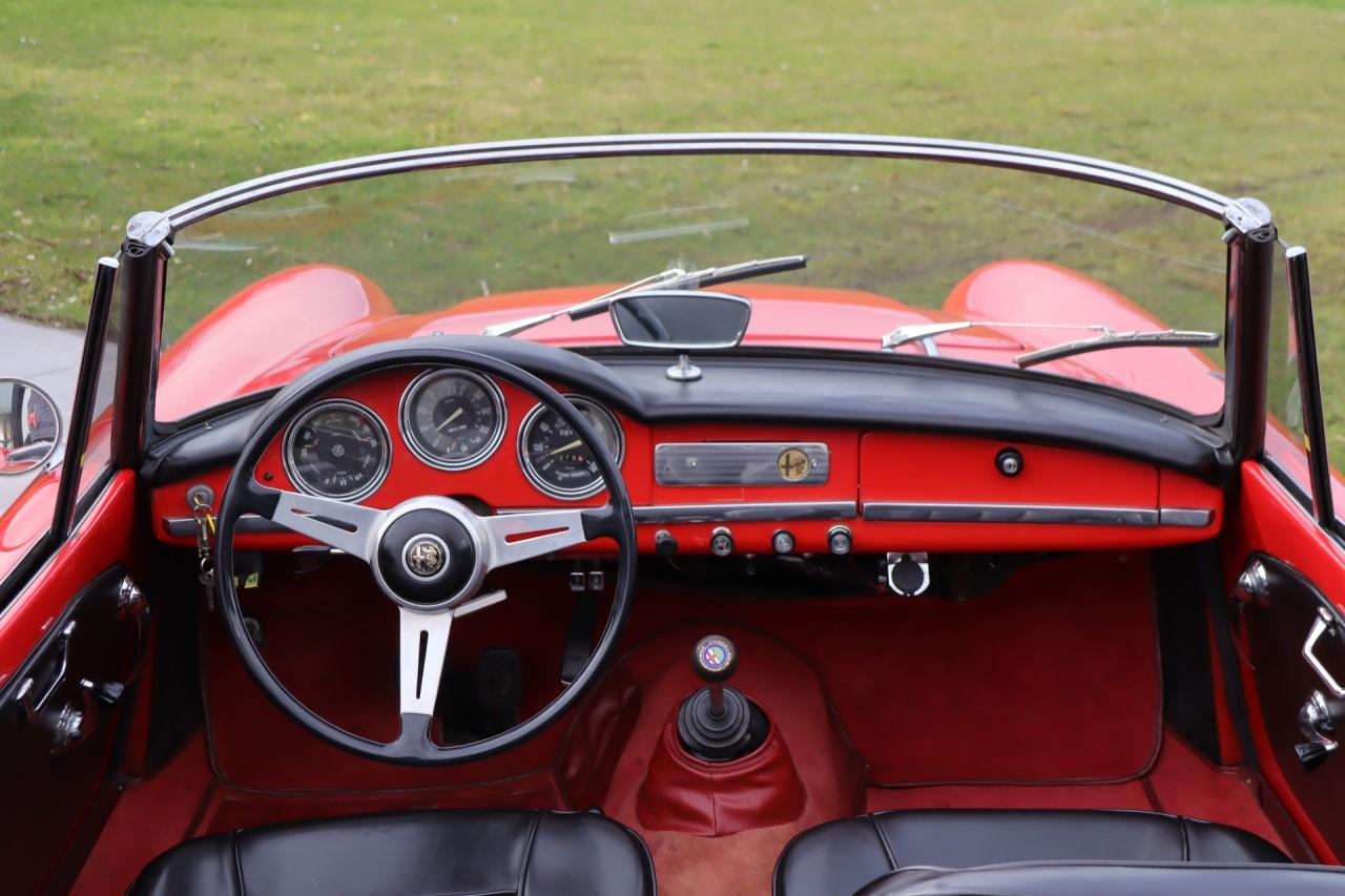 ALFA ROMEO Giulia Spider 1600 Veloce - 1965 LesAnciennes.com