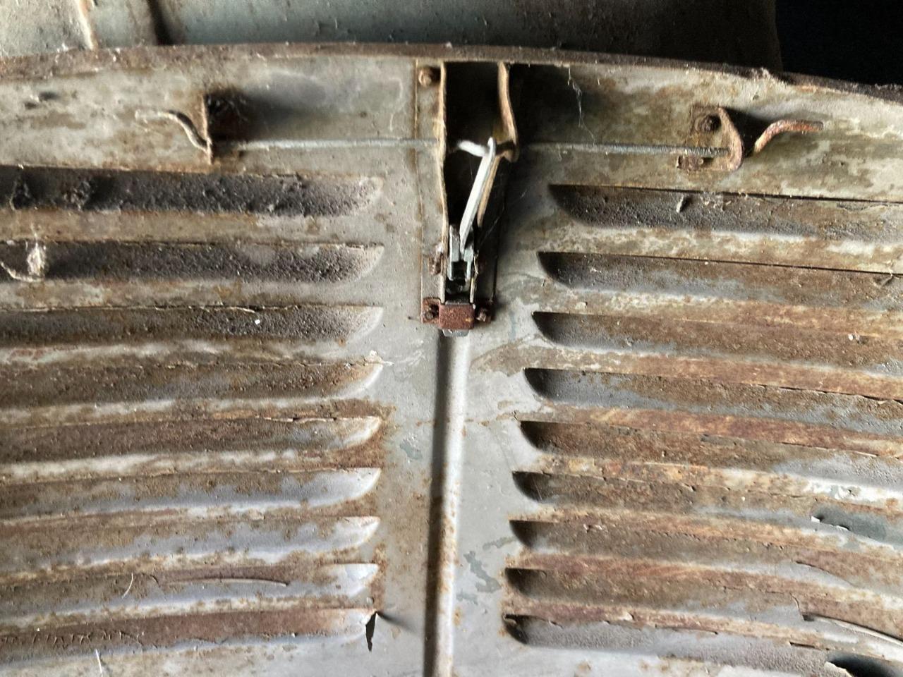 Capot RENAULT 4CV LesAnciennes.com