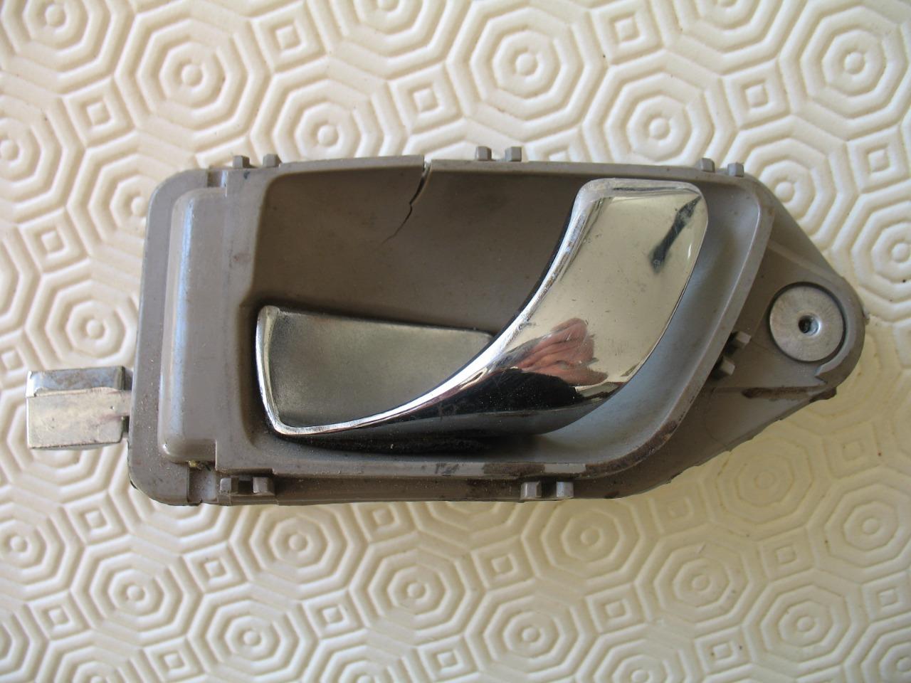 Poignée portière. LesAnciennes.com