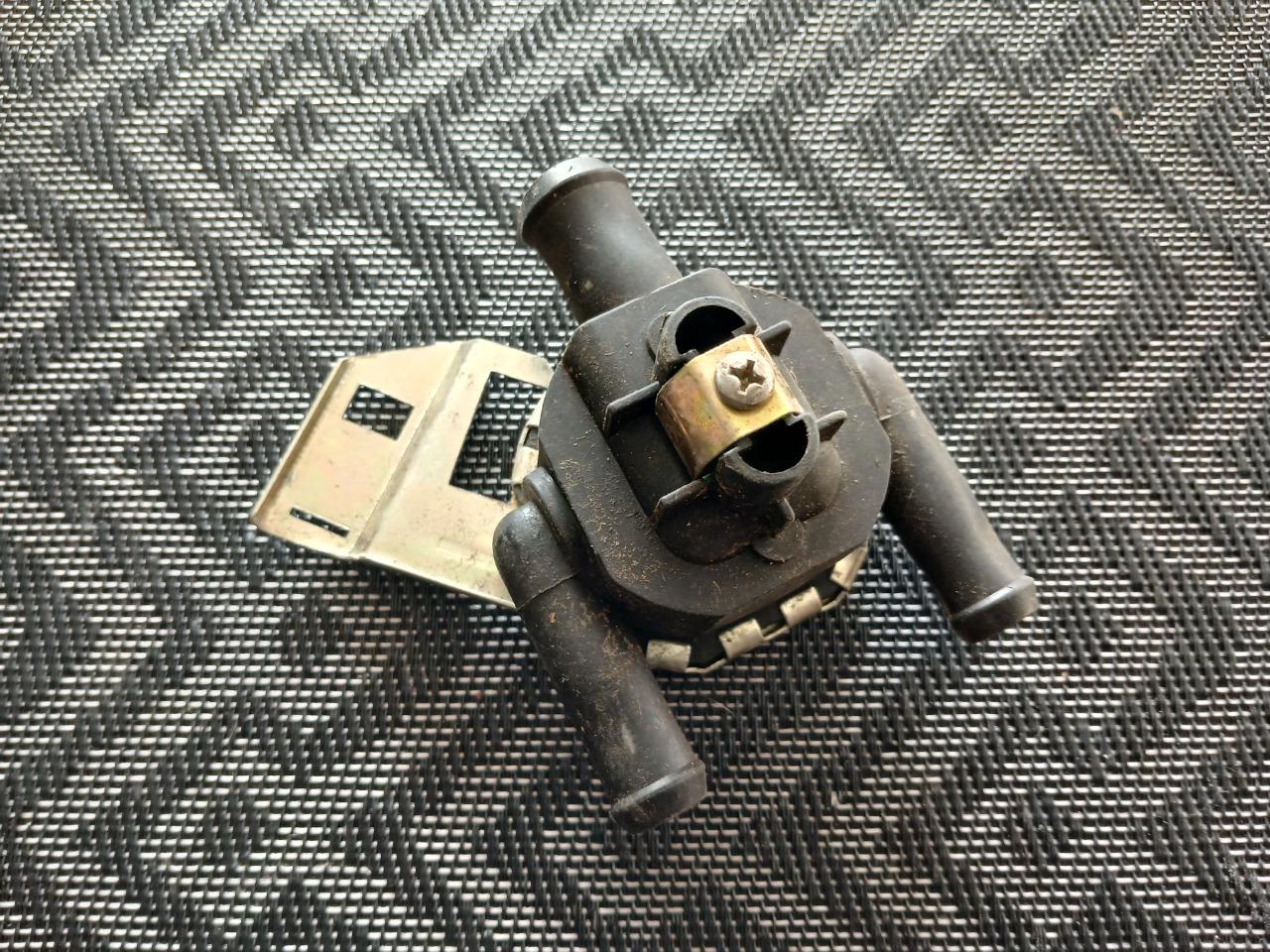 Robinet de chauffage RENAULT 12 (R12) série 2 LesAnciennes.com