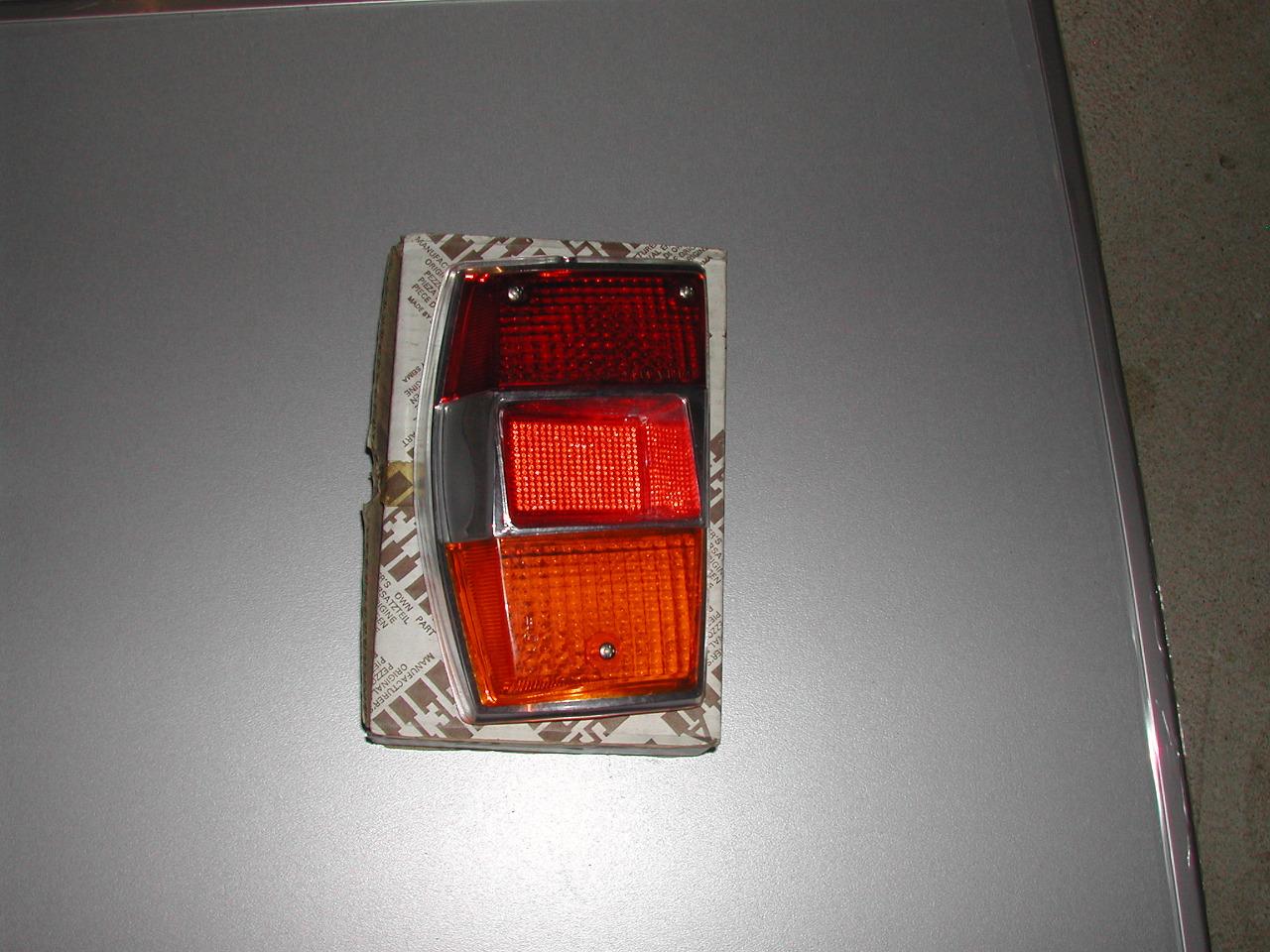 Lot cabochon+platine feux arrierre LesAnciennes.com