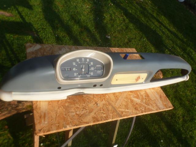 RENAULT 4CV:planche de bord,compteur:jaeger LesAnciennes.com