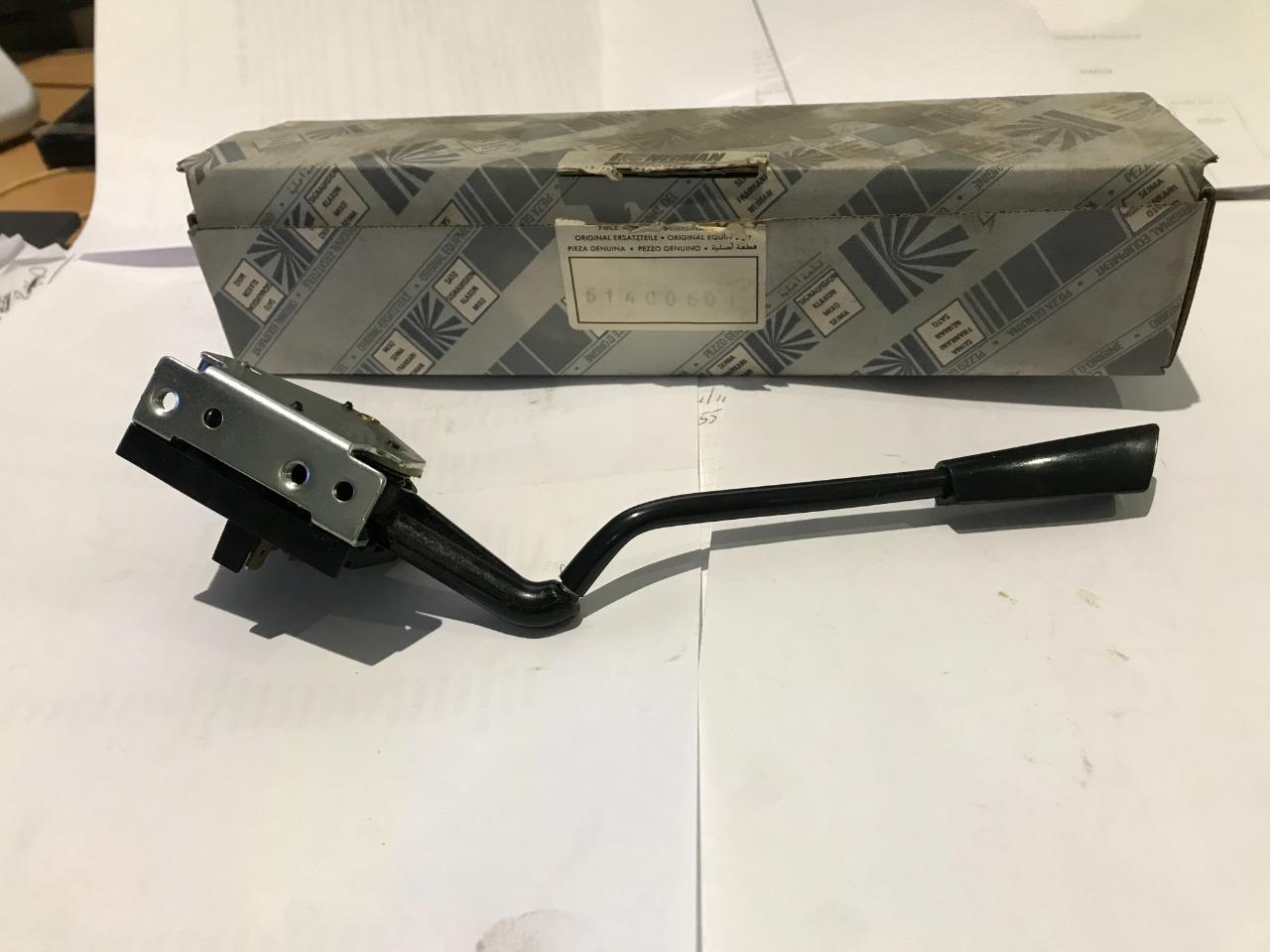 Comodo clignotant PEUGEOT 305 LesAnciennes.com